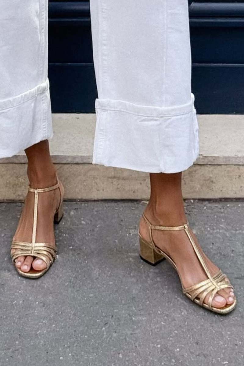 Tacones Dorados de Tacón Medio — Elegancia Diaria